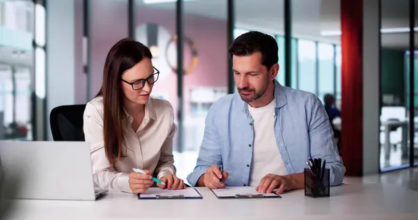 Wózek sklepowy pełen produktów spożywczych