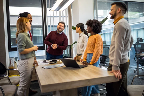 Klucze do mieszkania na stole